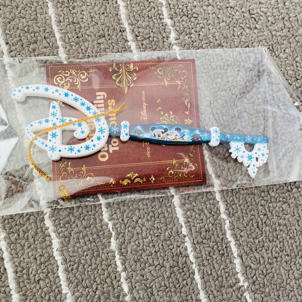 Disney - 2021 Holiday Key - Brand New and Sealed in Package
